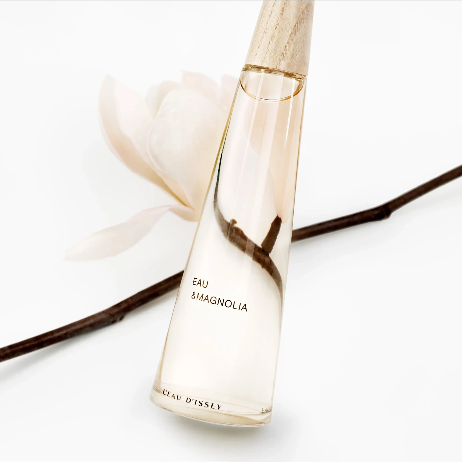 Issey Miyake L'Eau D'Issey Eau & Magnolia Intense manufacturer bottle, linked from the supplied product catalogue.