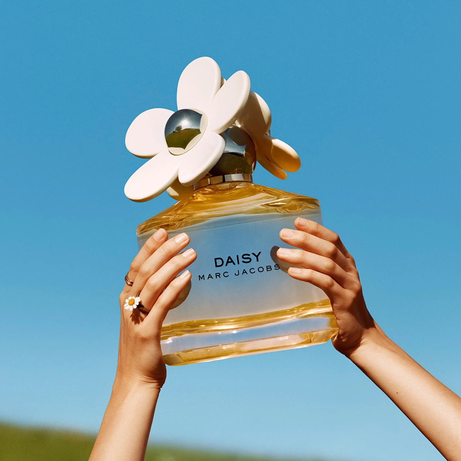 Marc Jacobs Daisy manufacturer bottle, linked from the supplied product catalogue.